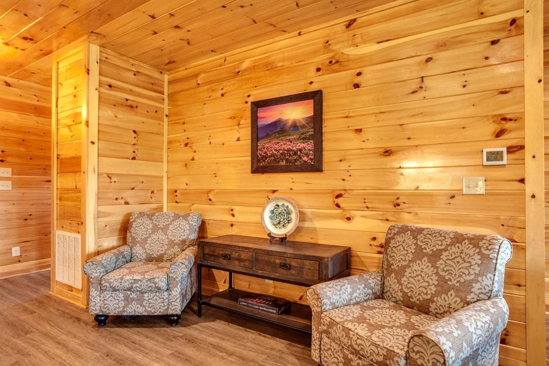 Gatlinburg Cabin With Private Hot Tub By Staycating Экстерьер фото