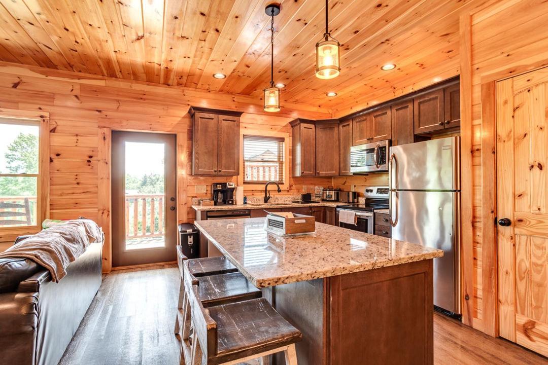 Gatlinburg Cabin With Private Hot Tub By Staycating Экстерьер фото