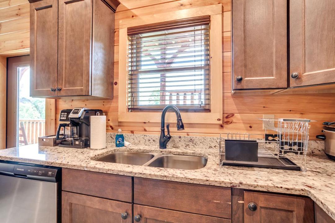 Gatlinburg Cabin With Private Hot Tub By Staycating Экстерьер фото